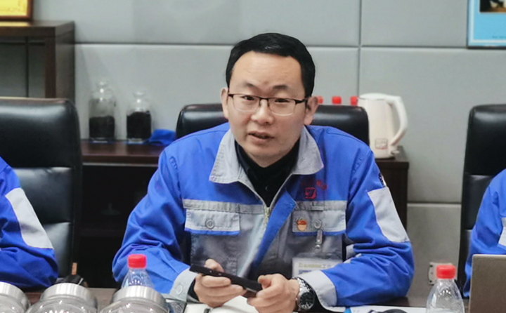 技術(shù)部部長(zhǎng)張波與營(yíng)銷人員分享2020年顆粒機(jī)設(shè)備和粉碎機(jī)設(shè)備改進(jìn)點(diǎn)以及對(duì)2021年大型粉碎設(shè)備、牛糞顆粒爐設(shè)備的技術(shù)參數(shù)、選型、及工藝流程進(jìn)行講解培訓(xùn).jpg