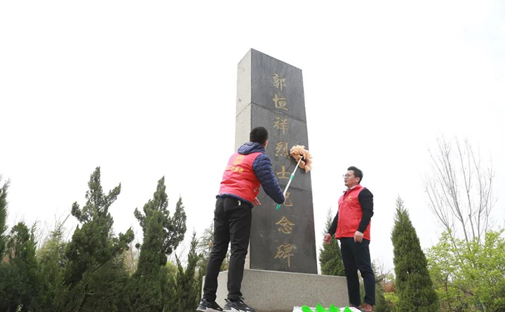職工志愿者對紀念碑進行清理、擦拭.jpg