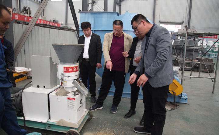 威海兩客戶前來(lái)山東金格瑞考察飼料顆粒機(jī)，現(xiàn)場(chǎng)試機(jī).jpg