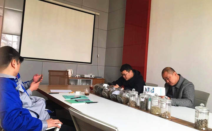 銷售經(jīng)理為客戶詳細介紹木屑制粒機的制粒原理、顆粒的銷路、顆粒的優(yōu)缺點等.jpg