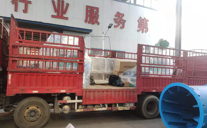 木屑制粒機(jī)裝車(chē)中.jpg