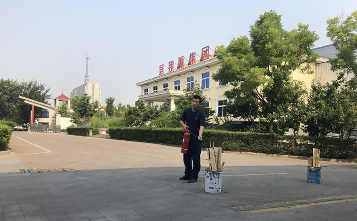 教官重點(diǎn)對消防法律法規(guī)、防火常識、逃生自救、滅火器的使用方法以及發(fā)生火災(zāi)時如何報(bào)火警、如何撲救初期火災(zāi)等消防常識進(jìn)行了詳細(xì)的講解。