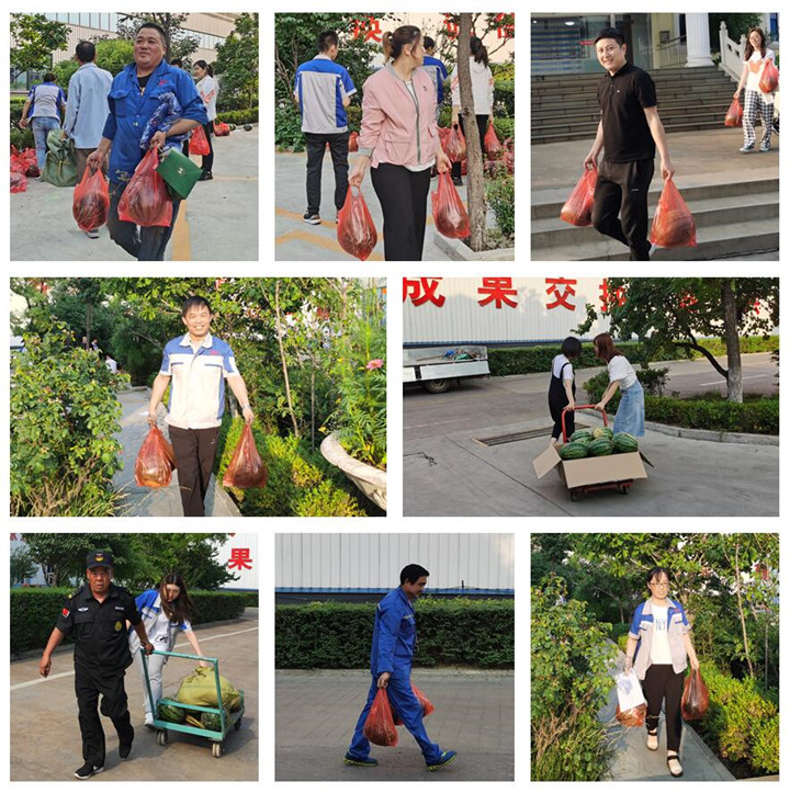 各部門派來(lái)領(lǐng)西瓜的代表，各個(gè)喜笑顏開(kāi).jpg