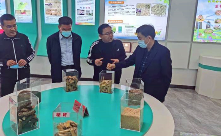 郝吉虎深入了解木屑造粒機(jī)生產(chǎn)線工作情況和顆粒機(jī)加工的生物質(zhì)原料的收、儲(chǔ)、運(yùn)和產(chǎn)品的生產(chǎn)、銷售、運(yùn)輸?shù)拳h(huán)節(jié)