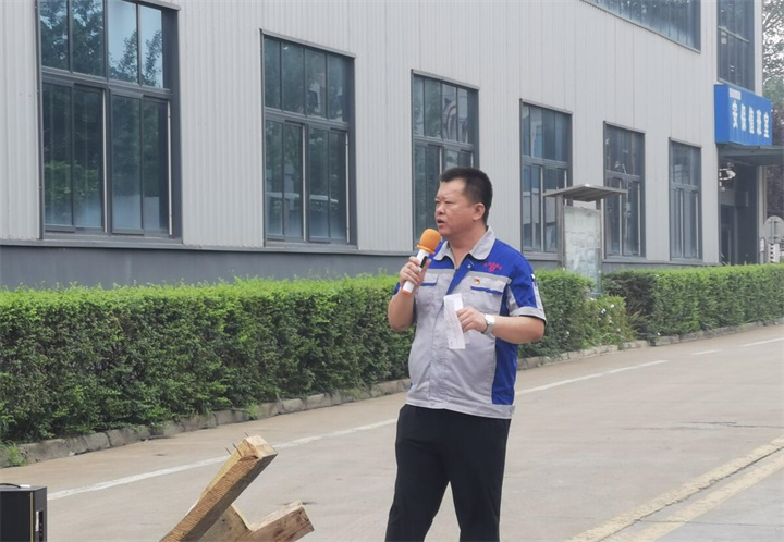 孫總表示安全無小事，安全只有現(xiàn)在，永遠(yuǎn)沒有“下一次”。時(shí)刻牢記安全紅線，把安全放在心中、握在手上，及時(shí)消除各種隱患，杜絕違規(guī)操作。掌握安全知識(shí)和技能，是實(shí)現(xiàn)安全生產(chǎn)的前提，大家一定要牢記