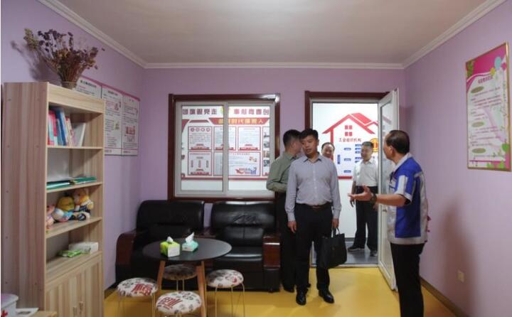 在黨群活動室，工會主席景奉全以PPT的形式向現(xiàn)場領(lǐng)導(dǎo)詳細介紹了居邦源集團的產(chǎn)業(yè)工人隊伍建設(shè)以及改革情況。.jpg