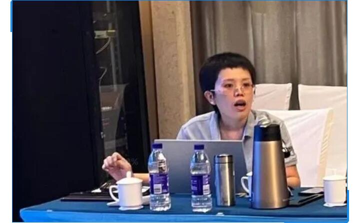 會(huì)議開始，辦公室主任李昌鳳公布銷售數(shù)據(jù)。在疫情形勢(shì)相當(dāng)嚴(yán)峻的情況下，十一的銷售額對(duì)比去年同期仍有很大的進(jìn)步。李主任表示疫情，既是考驗(yàn)，也是危機(jī)，各部門需要通力配合，團(tuán)隊(duì)協(xié)作，為完成今年既定銷售額而竭盡全力。.jpg