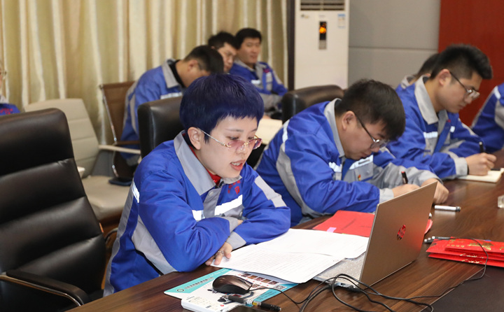 李主任對(duì)2023年度營銷激勵(lì)措施進(jìn)行宣貫，并動(dòng)員全體員工要以飽滿的熱情投入到營銷工作中去，全力以赴，奮勇爭先。.jpg