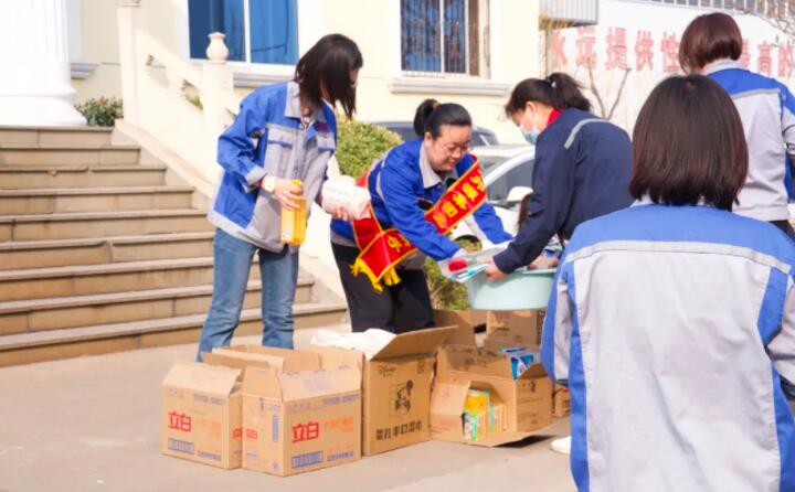 活動在一片歡聲笑語中進行，每一位女神都收到了公司準備的愛心玫瑰和禮物。.jpg