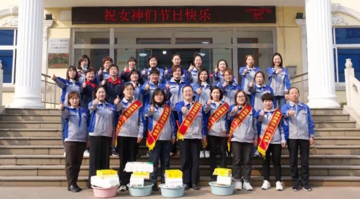 活動在一片歡聲笑語中進行，每一位女神都收到了公司準備的愛心玫瑰和禮物。.jpg