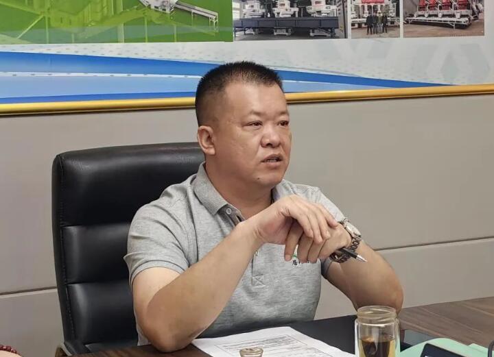 會(huì)議最后，集團(tuán)總經(jīng)理孫寧波總結(jié)陳詞。他強(qiáng)調(diào)要有正確的人生觀、價(jià)值觀，要將集團(tuán)的精神理念內(nèi)化于心、外化于行。要加強(qiáng)業(yè)務(wù)知識(shí)的學(xué)習(xí)，成為真正的行家里手。要以提高經(jīng)營(yíng)質(zhì)量和效益為主線，加快營(yíng)銷(xiāo)模式和營(yíng)銷(xiāo)觀念的轉(zhuǎn)變，圓滿完成2023年?duì)I銷(xiāo)工作指標(biāo)。.jpg