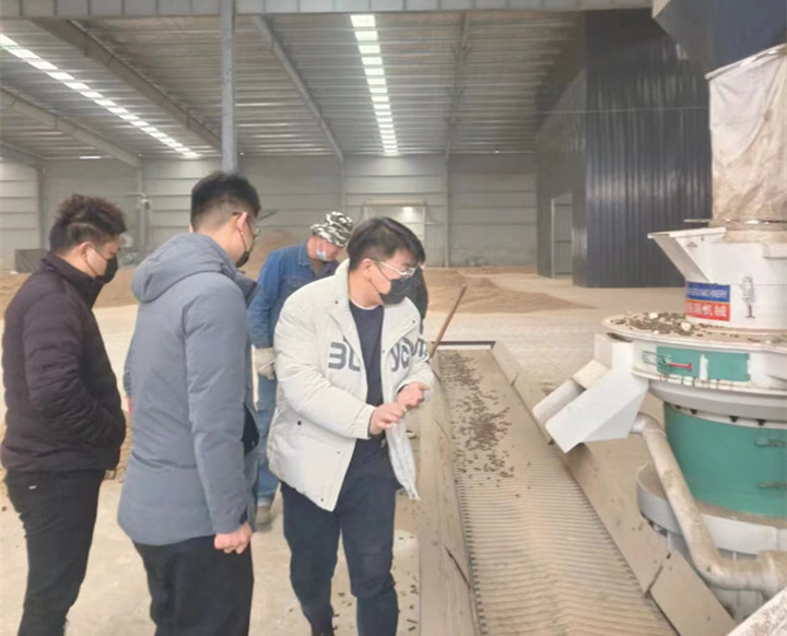 在顆粒機生產(chǎn)線制粒現(xiàn)場，回訪團隊與客戶實地查看設(shè)備運行情況，對運行中出現(xiàn)過的一些情況進行現(xiàn)場答疑和討論交流。最后，客戶對本次回訪工作給予肯定，雙方希望后續(xù)能有更多面對面交流的機會。.jpg
